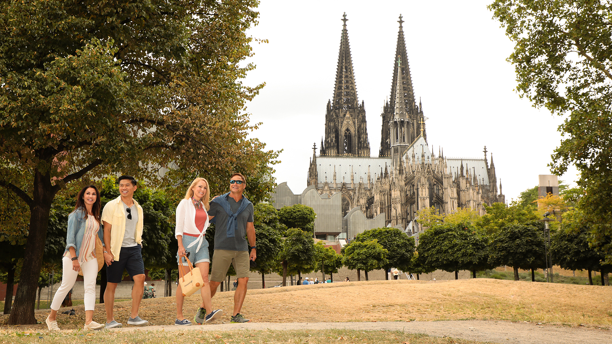 RHINE_DE_Cologne_Walking